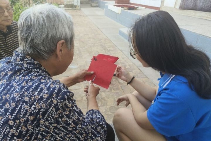 大陸所謂「全職乖孫」指的是部分年輕人暫離職場，或以靈活就業方式，在家中長時間照顧年邁祖輩。圖為示意圖，非文中人物。圖/取自O-o098微博