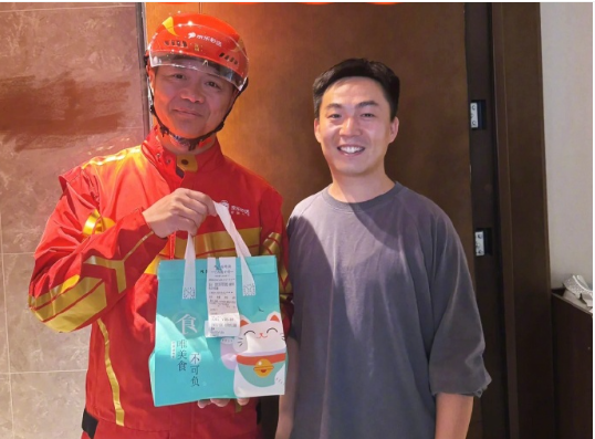 京東創辦人劉強東21日當起一日外送員，送貨上門。圖/取自微博
