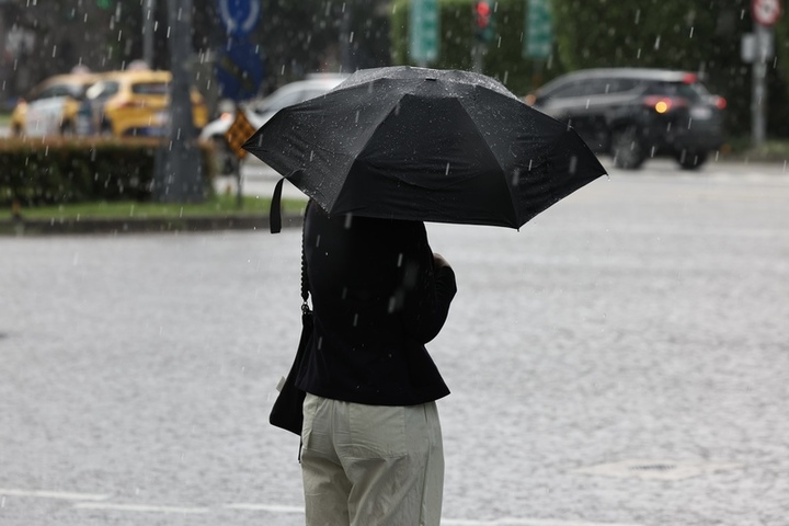 白天後雨勢可望趨緩，但各地仍有噢。圖/取自中央社