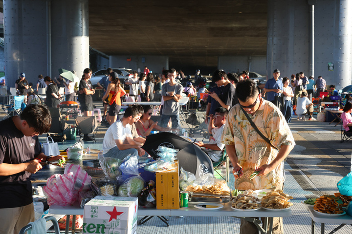 中秋節不少民眾準備好豐盛食材，到台北大佳河濱公園大直橋下烤肉，與親朋好友一同歡度節日。圖/取自中央社