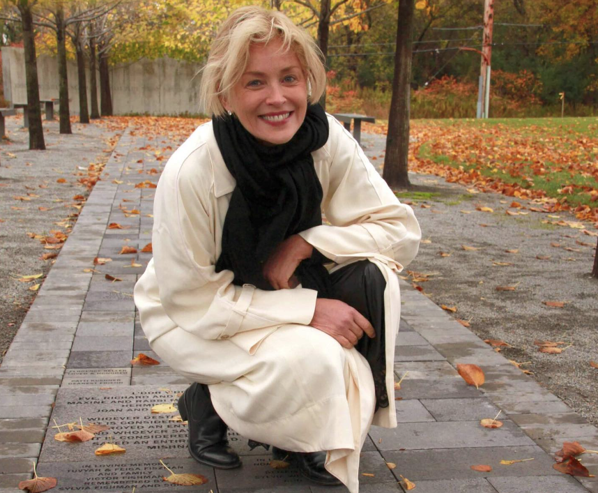 66歲好萊塢女星莎朗史東（Sharon Stone）2001年腦中風，表示在她生病應這段期間，財產被有心人士掏空。圖/取自IG sharonstone