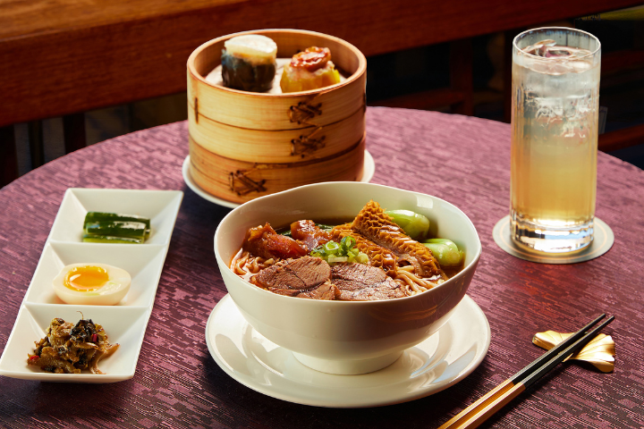 圓山大飯店首度推出「金龍宵夜套餐券」，精選多道傳統粥點與台式經典美食搭配覓到by吧沐酒吧限定調酒，開啟專屬圓山的微醺食光。圖/圓山大飯店提供