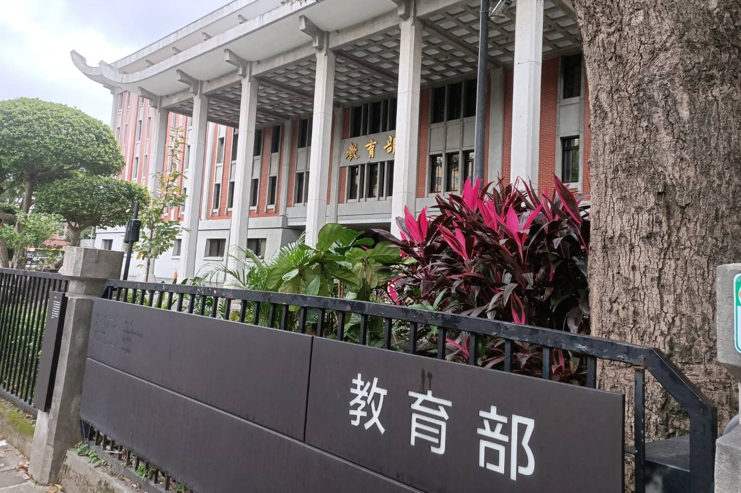 教育部1日公布115年留學獎學金甄試錄取名單，此次總計1101人報名，其中167人未通過報名資格審查，最後錄取225人。圖/記者簡立欣攝