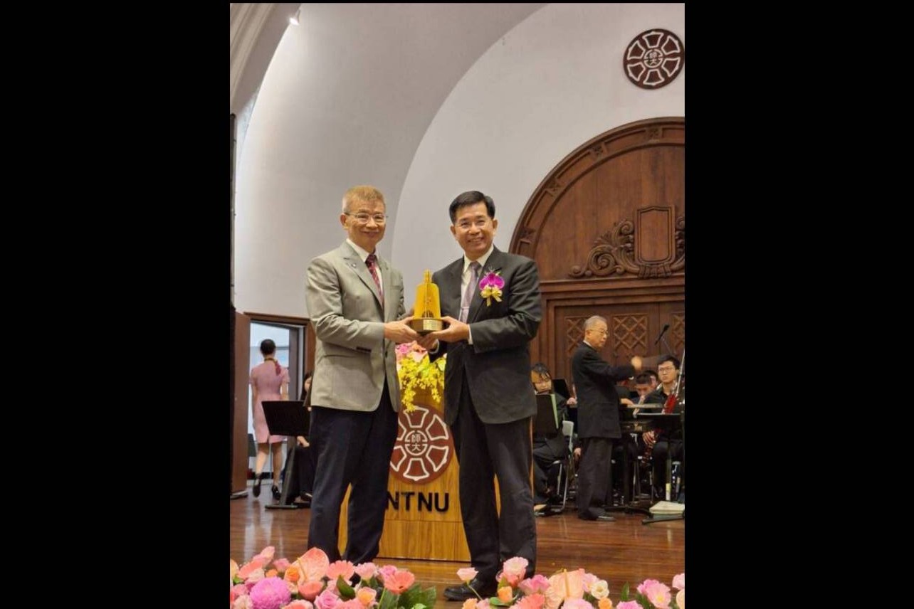台灣師範大學5日舉行創校「103周年」校慶大會，台師大校長吳正己（左）頒發傑出校友給前教育部長潘文忠（右）。圖/中央社