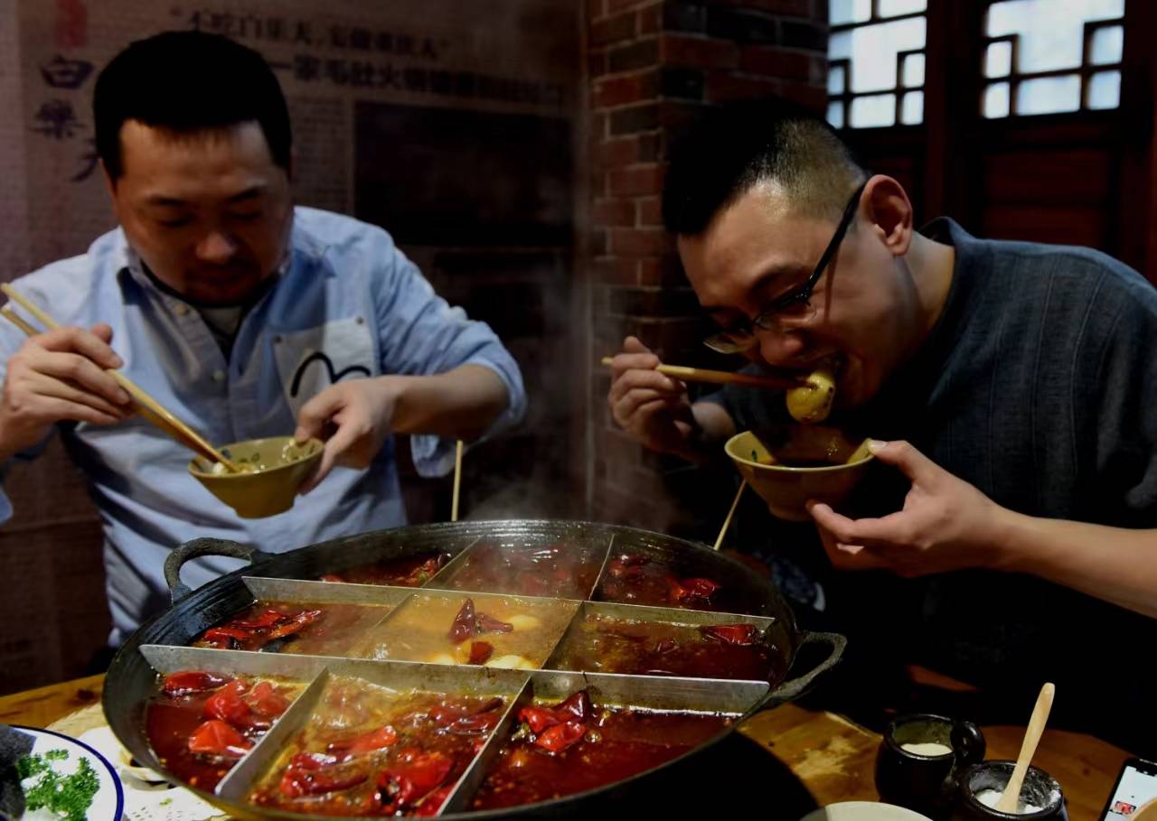 2019年2月18日，食客在重慶一老字號鍋店品嘗麻辣火鍋。中新社周毅攝