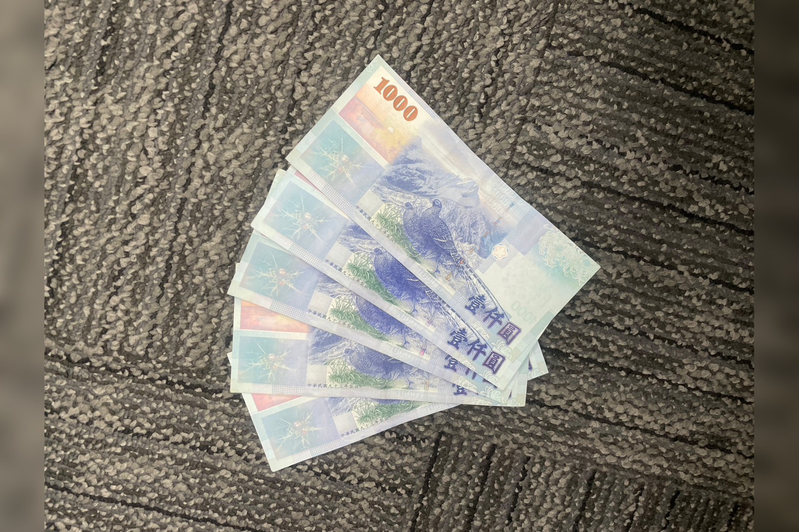 台幣兌美元匯率在第二季累計飆升10.97%，直接衝擊企業獲利，圖為新台幣五千元。圖/記者洪子苓攝
