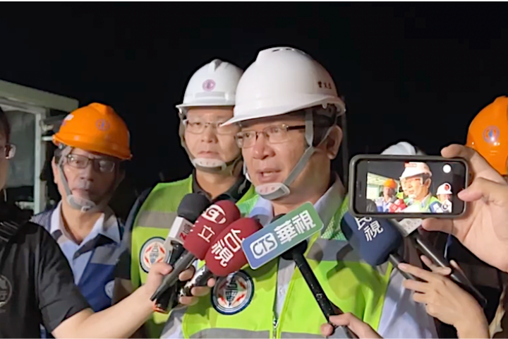 台電公司董事長曾文生10日凌晨對媒體說明爆炸的處理情形。圖/台電提供