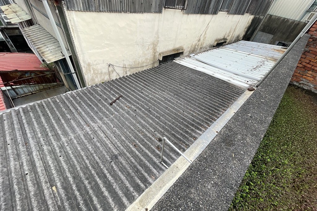 環境部14日提醒民眾，新春大掃除若家中屋頂或側邊建材仍是早年的石綿瓦或浪板，務必把握機會申請補助。圖/嘉義市政府提供