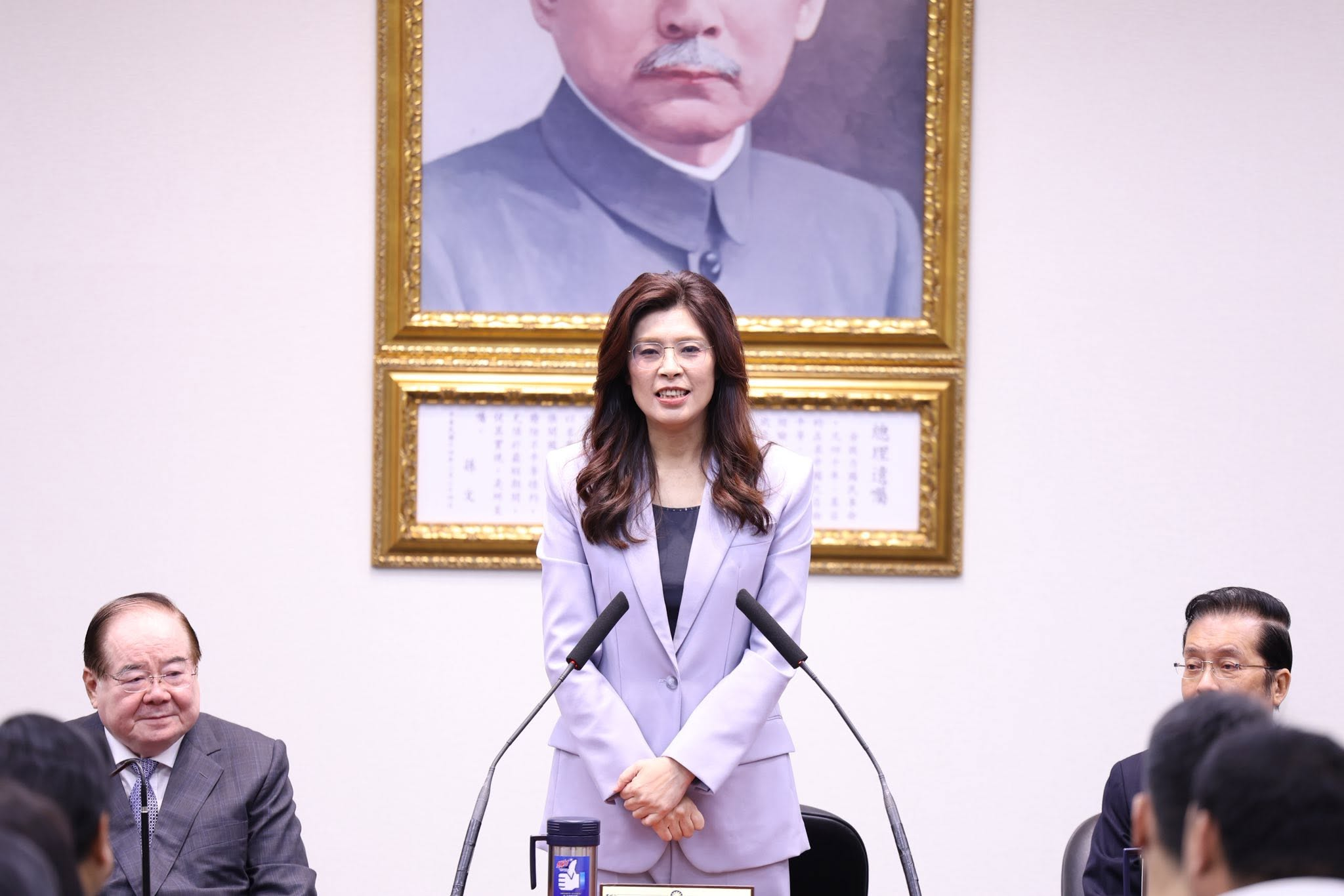 國民黨中央26日喊卡鞭刑公投，引發藍粉專怒轟「沒看過這麼爛的黨主席」。圖/取自鄭麗文臉書