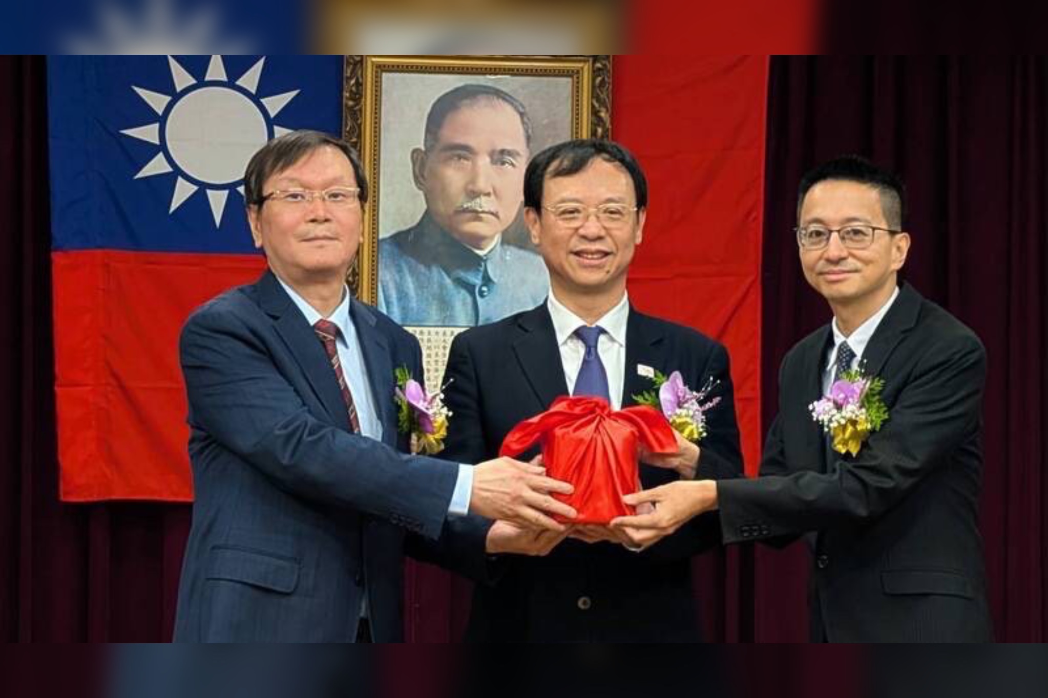 衛福部長石崇良（中）9日上午主持新舊任署長交接暨宣誓典禮，前任署長莊人祥（左）將印信交給新任署長羅一鈞（右）。圖/中央社
