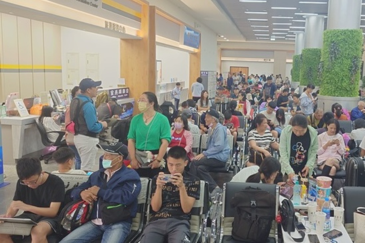 暑假是旅遊旺季，病毒傳播風險也隨之增加，疾管署提醒民眾，建議出遊前儘速接種JN.1疫苗，增加保護力。圖為馬祖南竿機場9日上午的候機人潮。圖／中央社