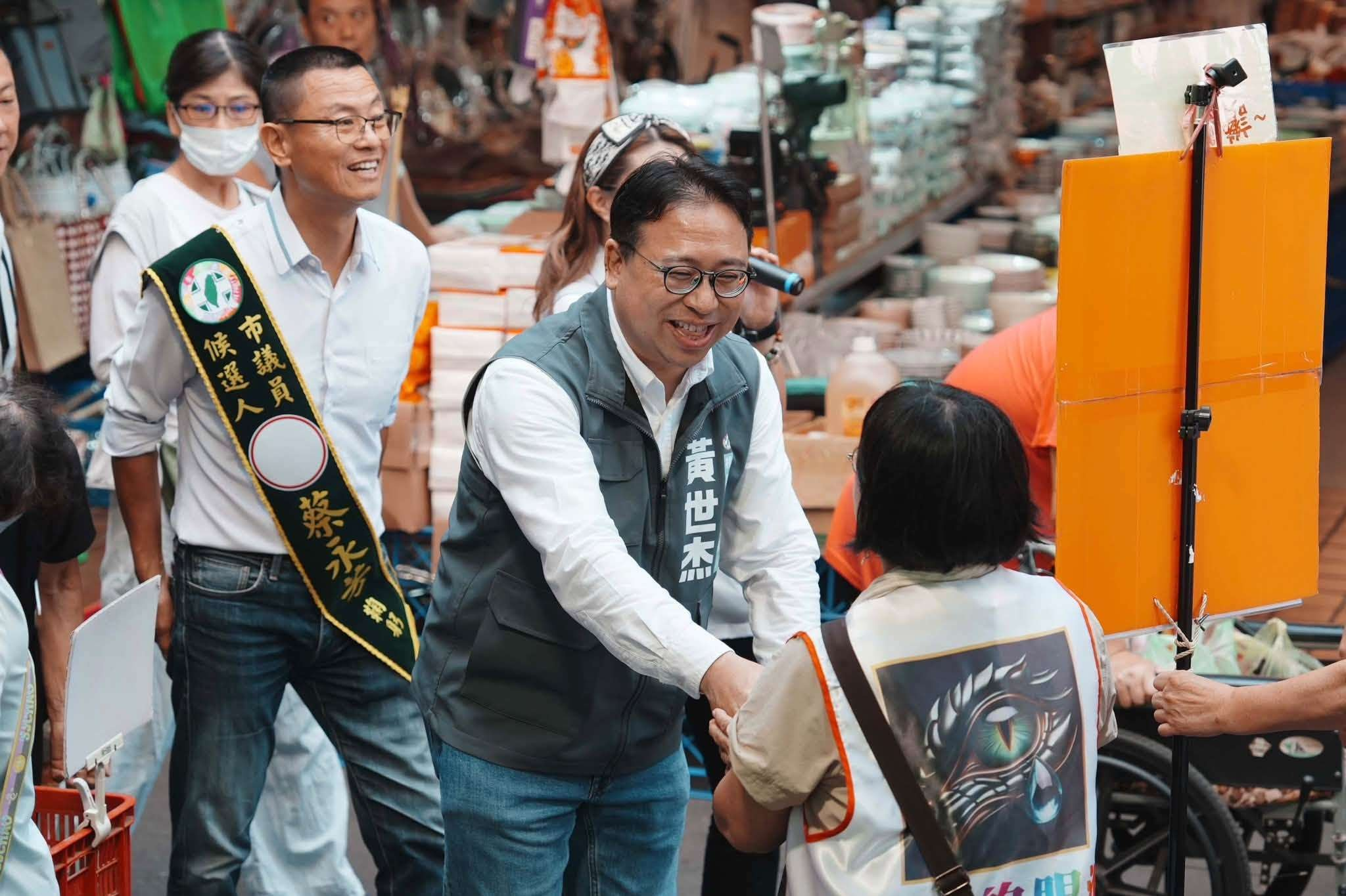 國民黨質疑民進黨桃園市長參選人黃世杰(中)違規使用農水署1655坪國有土地辦造勢活動，租用2日竟然僅需8萬1700元，根本就是「農水太子」。圖/取自黃世杰臉書