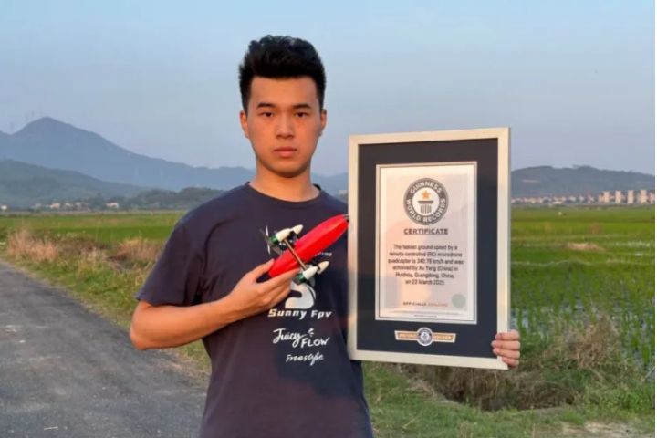大三學生徐陽成功打造出全球最快的遙控（RC）微型四軸飛行器，獲得金氏世界紀錄。圖/取自《北京青年報》