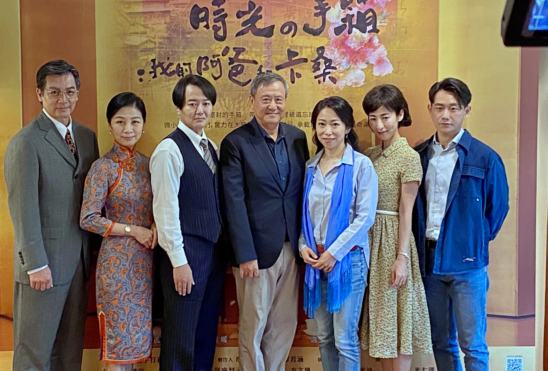 李崗（中）監製的舞台劇《時光の手箱：我的阿爸和卡桑》改編自一青妙（右3）自傳小說，由伊正（左起）、方文琳、蔭山征彥、大久保麻梨子（右2)、與陳家逵（右1）演出。圖/田瑜萍攝
