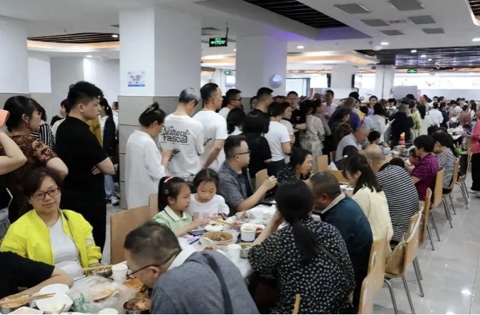 大陸榮昌的政府食堂五一連假期間對外開放，吸引大批遊客用餐。圖／取自微博