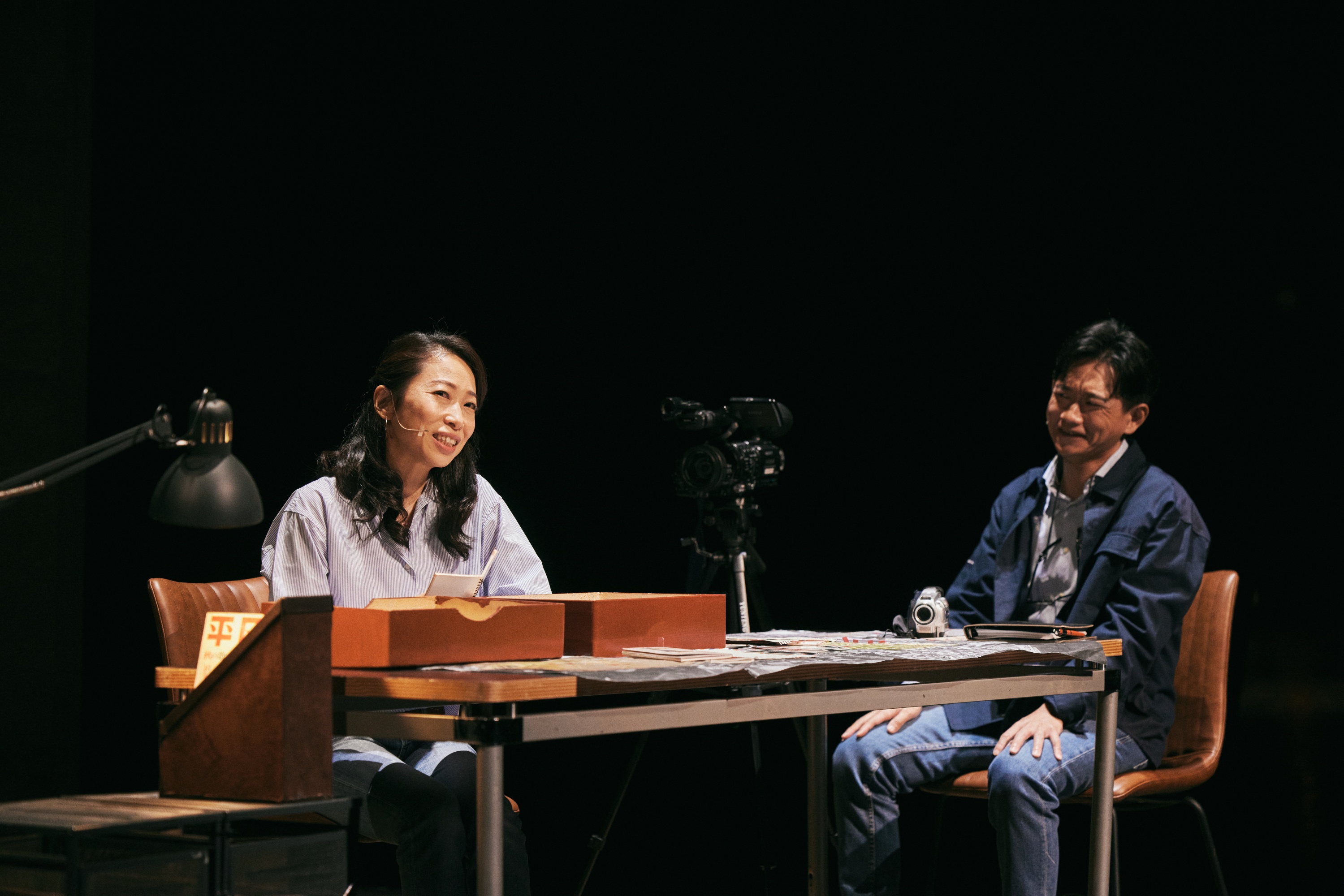 《時光の手箱：我的阿爸和卡桑》原著一青妙（左）飾演自己，而陳家逵（右）則飾演紀錄片導演。圖/財團法人影想文化藝術基金會提供