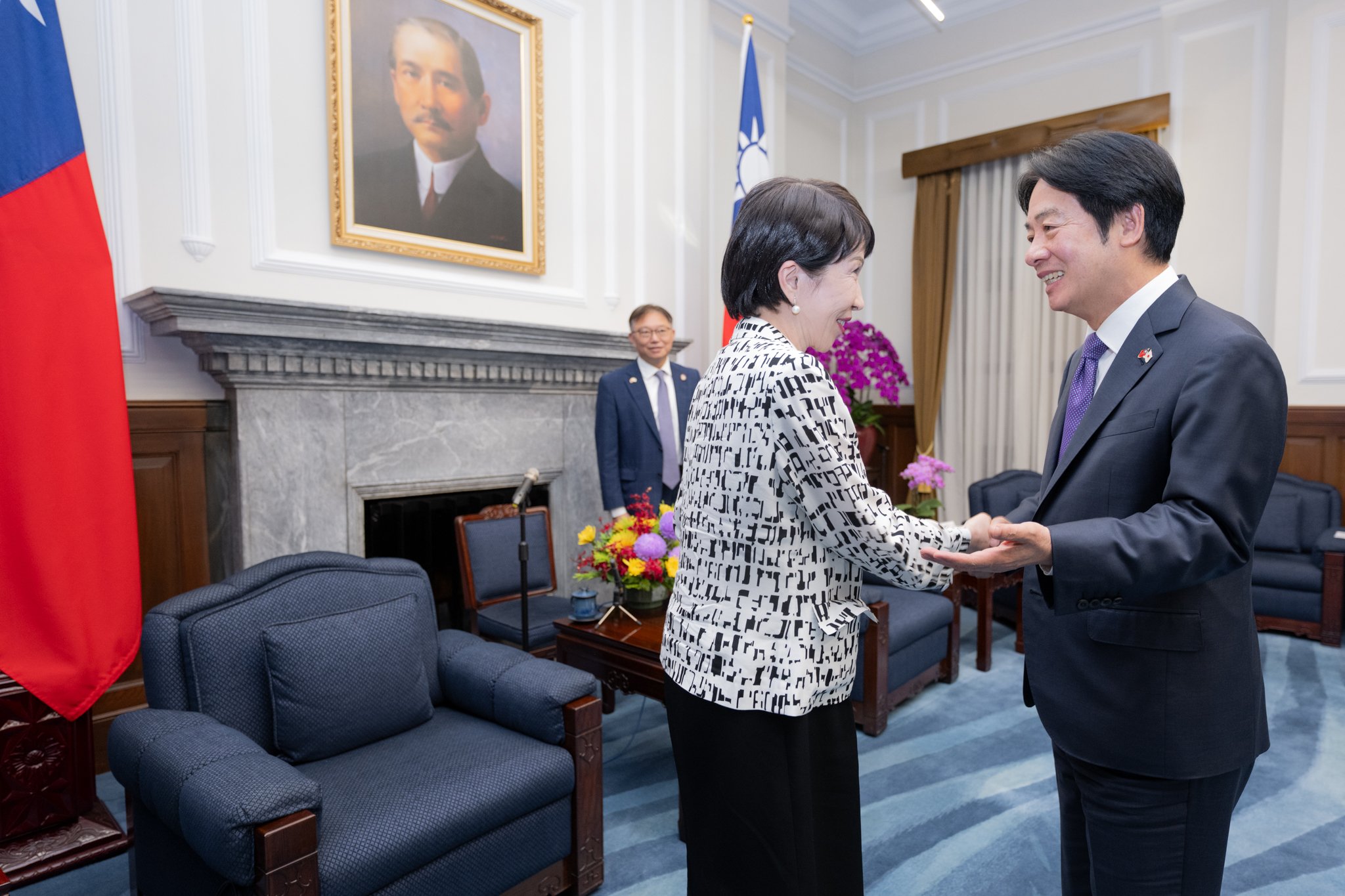 4月28日，日本前經濟安全保障大臣高市早苗（左）在總統府會見賴總統（右）。圖/取自高市早苗x