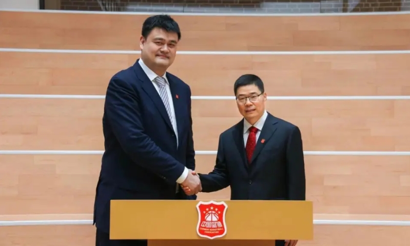 姚明（左）辭去大陸籃球協會主席職務，由籃協副主席郭振明（右）接任。圖/取自新華社